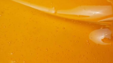 Sıvı makro bal dokusu, gerçek zamanlı bal kaşıkta.