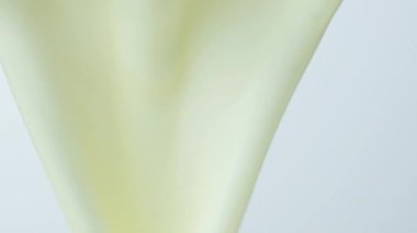 Laktozsuz Yoğurt Yavaş Çekimde Akıyor