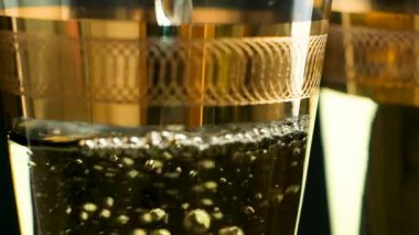 Yavaş Çekimde Kabarcıklarla Beyaz Şarabın Kapanışı.