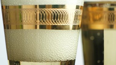 Altın Şampanya Şampanyası Şampanyası Şatafatlı Camda Yükseliyor.