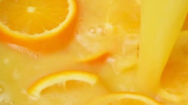 Canlı portakal suyu akıntısı organik meyveleri sırılsıklam ediyor.