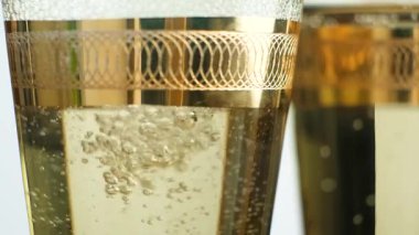 Altın Şampanya Şampanyası Şampanyası Şatafatlı Camda Yükseliyor.