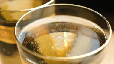 Şampanya kadehte köpüklü şarap, makro dikey çekim..