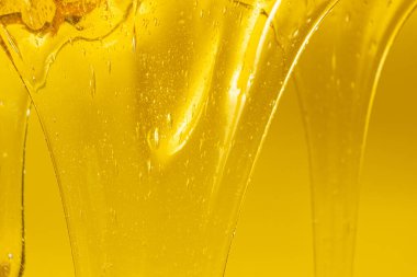 Hava kabarcıkları dokusuyla akan altın bal