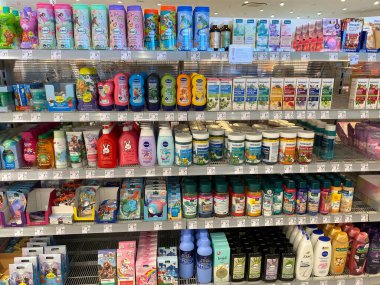 Süpermarkette çocuk hijyen ürünleriyle dolu renkli raflar. 3 Ocak 2026, Wilhelmsburg, Avusturya.