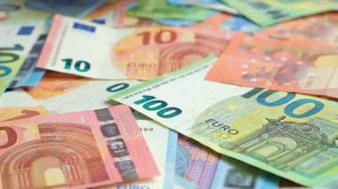 Nakit para üzerine düşen metal paralar. Yakın plan.