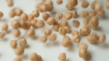 Ham Pişmemiş Nohutlar Beyaz Arkaplanda Dökülüyor Yavaş Hareketli Makro Görüntüler