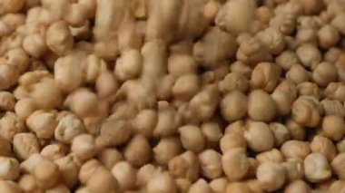 Yavaş çekim nohutları fasulye yığınının üstüne düşüyor..