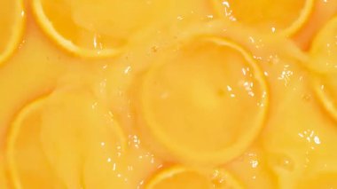 Turunçgil arkaplanı, akan meyve suyuyla tazeleniyor, makro yavaş çekim.