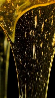 Kalın altın bal dokusundan soyut bir makro.