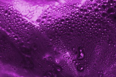 Mor soyut arkaplan, su damlalarından. Güzel parlak arkaplan.