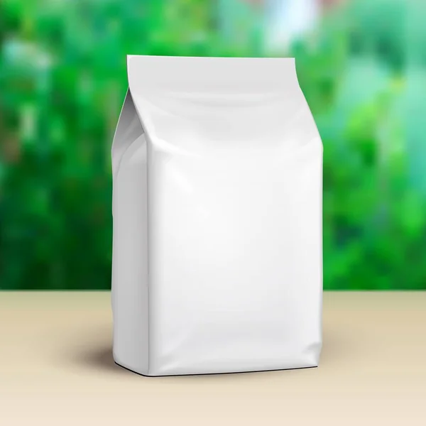 ( 영어 ) Mockup Blank Stand up Pouch Snack Sachet Bag. 잘 했어, 템플릿. 여름 정원 배경 녹색. 설계에 대비하라. 상품 포장. 분사기 EPS10 — 스톡 벡터