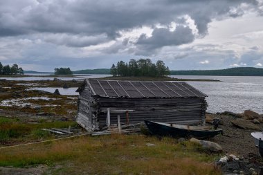 Kuzey denizinde bir balıkçı köyünde bir tekne kulübesi. Bulutlu gökyüzü