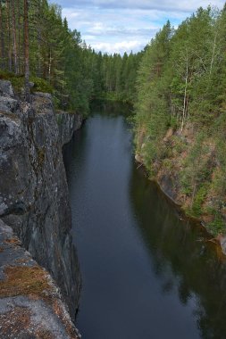 Deniz kıyısındaki mika 'nın çıkarılması için terk edilmiş bir taş ocağı. Yaz. Orman. Rusya.