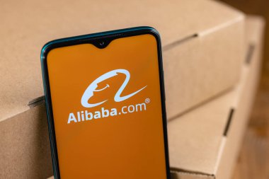 Ekran akıllı telefonunda Alibaba logosu. Alibaba Group Holding Limited, e-ticaret, perakende satış ve internet alanında uzmanlaşmış bir Çin çok uluslu teknoloji şirketidir..