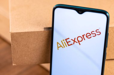 Ekran akıllı telefonunda Aliexpress logosu var. Alibaba Group 'un sahibi olduğu Alibaba Express, Çin merkezli bir çevrimiçi perakende servisidir..