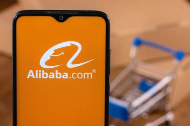 Ekran akıllı telefonunda Alibaba logosu. Alibaba Group Holding Limited, e-ticaret, perakende satış ve internet alanında uzmanlaşmış bir Çin çok uluslu teknoloji şirketidir..