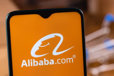 Ekran akıllı telefonunda Alibaba logosu. Alibaba Group Holding Limited, e-ticaret, perakende satış ve internet alanında uzmanlaşmış bir Çin çok uluslu teknoloji şirketidir..