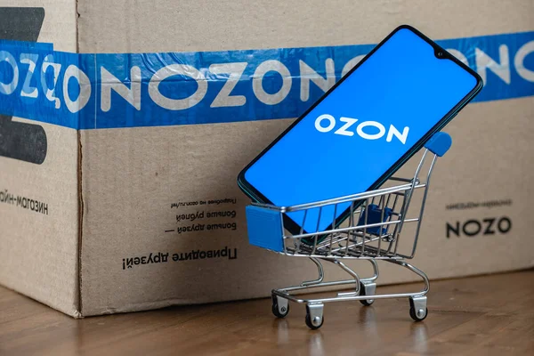 Ozon Logotyp Skärmen Smartphone Närbild Ozon Ett Första Handelsföretagen Ryssland — Stockfoto
