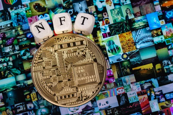 Kazan, Rusya - Nisan 03, 2021: NFT (ödenmez jeton) kelimesi arkaplanda altın kripto para ve harfler bulunan küplerden oluşur..
