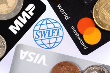 Kazan, Rusya - 4 Mayıs 2021: SWIFT Uluslararası Bankalar Arası Finansal Telekomünikasyon Ağı Toplumu. Üç ödeme sistemi logosuna sahip banka kartları: Visa, Mastercard ve Mir.