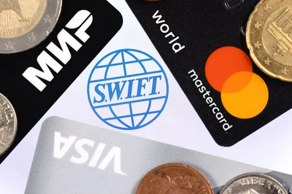 Kazan, Rusya - 4 Mayıs 2021: SWIFT Uluslararası Bankalar Arası Finansal Telekomünikasyon Ağı Toplumu. Üç ödeme sistemi logosuna sahip banka kartları: Visa, Mastercard ve Mir.