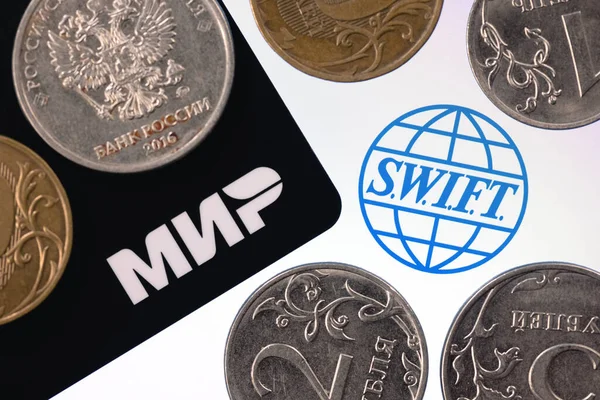 Kazan, Rusya - 4 Mayıs 2021: SWIFT Uluslararası Bankalar Arası Finansal Telekomünikasyon Ağı Toplumu. Mir bir Rus ulusal ödeme sistemidir..