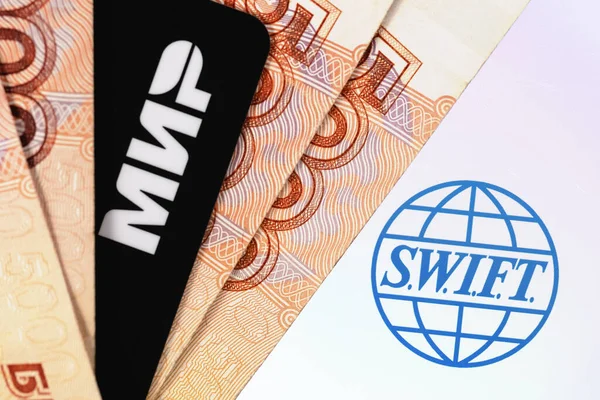 Kazan, Rusya - 4 Mayıs 2021: SWIFT Uluslararası Bankalar Arası Finansal Telekomünikasyon Ağı Toplumu. Mir bir Rus ulusal ödeme sistemidir..