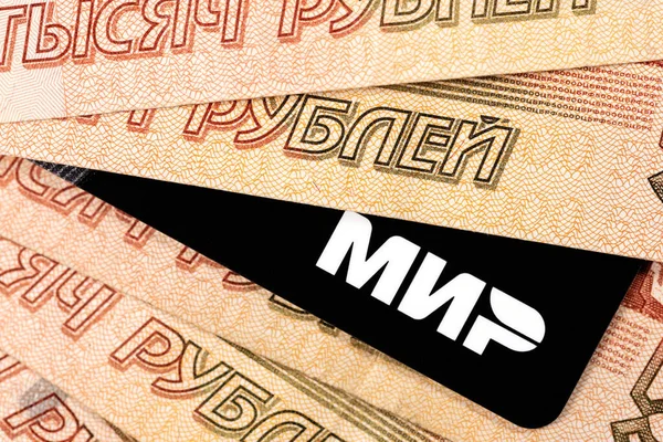 Kazan, Rusya - 4 Mayıs 2021: Mir, ulusal ödeme sistemine dayalı elektronik para transferleri yapan bir Rus finans şirketi.