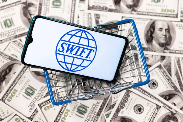 Kazan, Rusya - 4 Mayıs 2021: SWIFT Uluslararası Bankalar Arası Finansal Telekomünikasyon Ağı Toplumu. SİFT logosu sepetteki akıllı telefon ekranında.