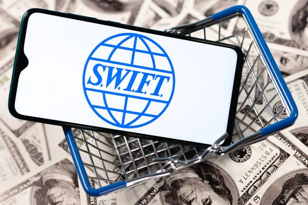 Kazan, Rusya - 4 Mayıs 2021: SWIFT Uluslararası Bankalar Arası Finansal Telekomünikasyon Ağı Toplumu. SİFT logosu sepetteki akıllı telefon ekranında.