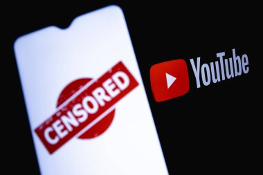 Kazan, Rusya - 4 Mayıs 2021: Fotoğraf çevrimiçi video platformu Youtube 'da sansür kullanımını gösteriyor. Youtube 'da sansürlenmiş. Youtube logosunun arka planında 