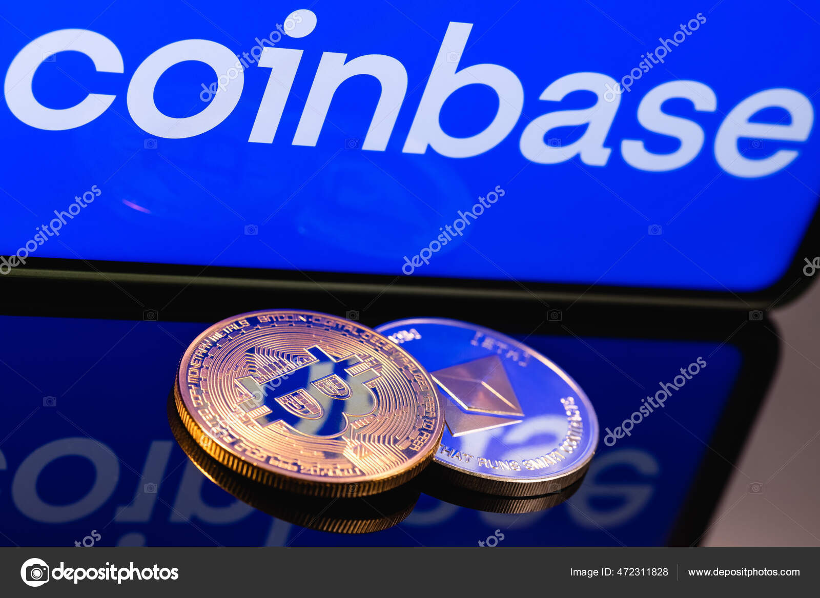 2021年5月16日俄罗斯喀山Coinbase Kazan Russia 是一家运营加密货币交换平台的美国公司铸币局和比特币在铸币局背景下的题字——  库存社论照片©