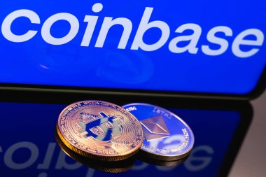 Kazan, Rusya - 16 Mayıs 2021: Coinbase, bir kripto döviz platformu işleten bir Amerikan şirketidir. Madeni para ve Bitcoin para taban yazıtının arka planında.