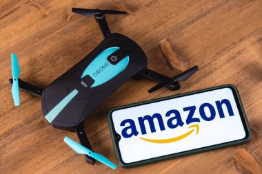 Kazan, Rusya - 14 Mayıs 2021: Amazon, e-ticaret, bulut hesaplama, dijital akış ve yapay zekaya odaklanan bir Amerikan çokuluslu teknoloji şirketidir..