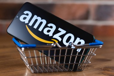 Kazan, Rusya - 14 Mayıs 2021: Amazon, e-ticaret, bulut hesaplama, dijital akış ve yapay zekaya odaklanan bir Amerikan çokuluslu teknoloji şirketidir..