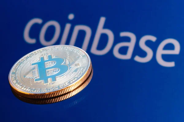 Kazan, Rusya - 16 Mayıs 2021: Coinbase, bir kripto döviz platformu işleten bir Amerikan şirketidir. Bozuk para tabanlı yazıtın arka planında bitcoin.