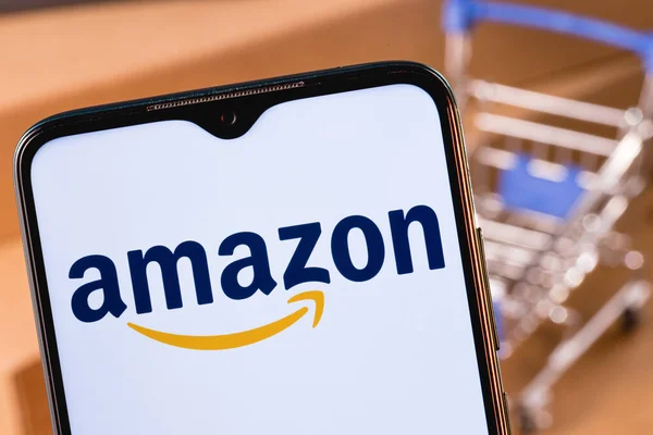 Kazan, Rusya - 14 Mayıs 2021: Amazon, e-ticaret, bulut hesaplama, dijital akış ve yapay zekaya odaklanan bir Amerikan çokuluslu teknoloji şirketidir..