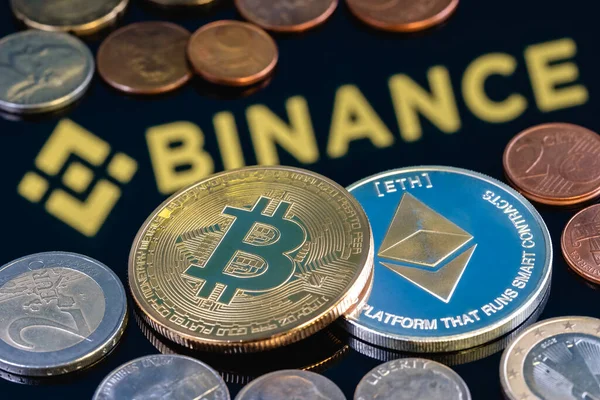 Kazan, Rusya - 17 Mayıs 2021: Binance çeşitli kripto para birimlerinin ticareti için bir platform sağlayan şifreli döviz kurudur. BINANCE yazıtının arka planında farklı para birimleri.