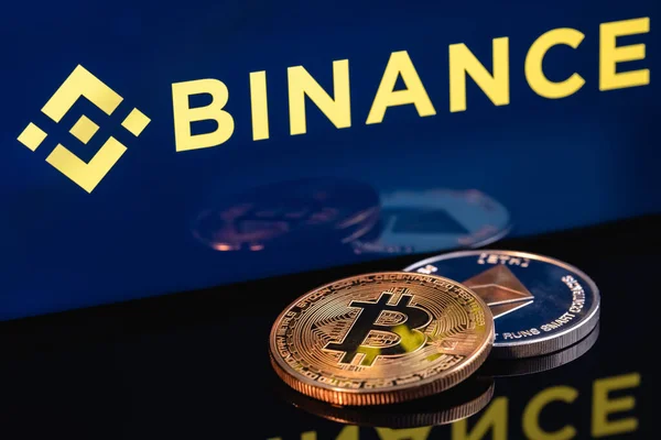 Kazan, Rusya - 17 Mayıs 2021: Binance çeşitli kripto para birimlerinin ticareti için bir platform sağlayan şifreli döviz kurudur. BINANCE yazıtının arka planında Ethereum madeni para ve Bitcoin.