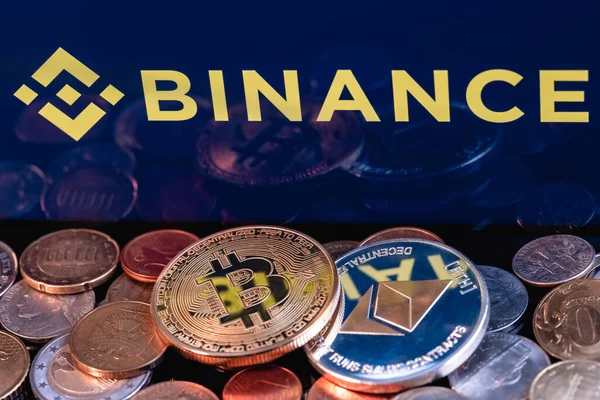 Kazan, Rusya - 17 Mayıs 2021: Binance çeşitli kripto para birimlerinin ticareti için bir platform sağlayan şifreli döviz kurudur. BINANCE yazıtının arka planında Ethereum madeni para ve Bitcoin.