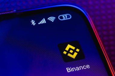 Kazan, Rusya - 18 Mayıs 2021: Binance çeşitli kripto para birimlerinin ticareti için bir platform sağlayan şifreli döviz kurudur. Akıllı telefon ekranındaki Binance uygulaması.