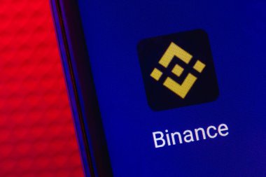 Kazan, Rusya - 18 Mayıs 2021: Binance çeşitli kripto para birimlerinin ticareti için bir platform sağlayan şifreli döviz kurudur. Akıllı telefon ekranındaki Binance uygulaması.