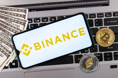 Kazan, Rusya - 18 Mayıs 2021: Binance çeşitli kripto para birimlerinin ticareti için bir platform sağlayan şifreli döviz kurudur. Akıllı telefon ekranında Binance logosu.