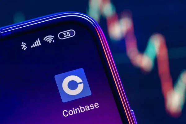 Kazan, Rusya - 18 Mayıs 2021: Coinbase, şifreli döviz platformu işleten bir Amerikan şirketidir. Akıllı telefon ekranında para tabanı uygulaması.
