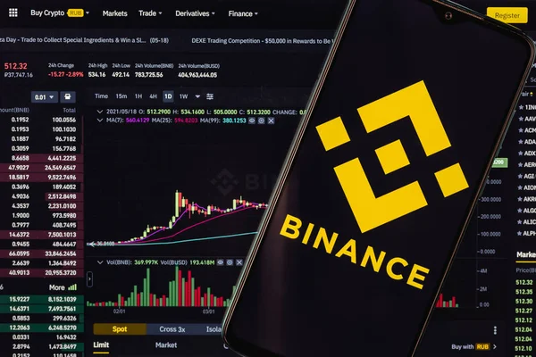 Kazan, Rusya - 18 Mayıs 2021: Binance çeşitli kripto para birimlerinin ticareti için bir platform sağlayan şifreli döviz kurudur. Ticaret terminali binance.com 'un arka planında Binance logosu