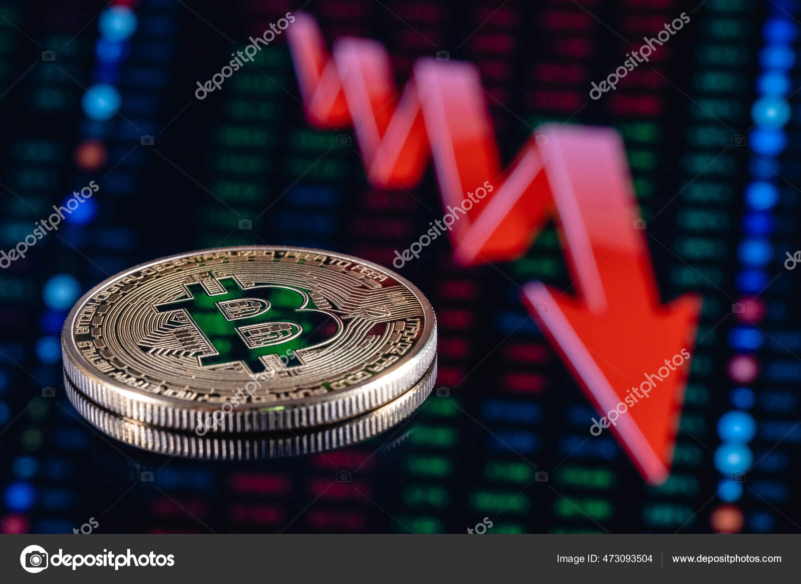 비트코인 아래로 향하는 화살표의 배경에 비트코인의 떨어지는 비율의 — 스톡 에디토리얼 사진 © stLegat #473093504