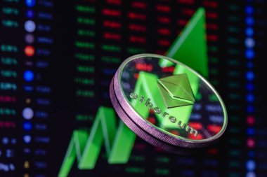 Arka planda yukarı bakan büyük yeşil bir okun üstündeki ruhani para. Ethereum döviz kuru büyümesi kavramı.