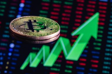 Büyük yeşil bir okun arka planındaki bitcoin yukarı işaret ediyor. Bitcoin döviz kuru büyümesi kavramı.