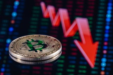 Aşağıya bakan büyük kırmızı bir okun arka planında bitcoin var. Bitcoin 'in düşme hızı kavramı.